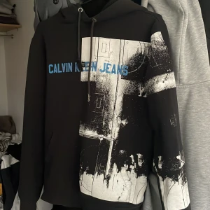 Calvin Klein hoodie  - Säljer nu denna riktigt unika hoodien. Den är en väldigt sällsynt modell och säljs där av inte längre. Riktigt stil ren och passar bra om du vill ha nått extra till outfiten.    Storlek XS.    Skick7/10