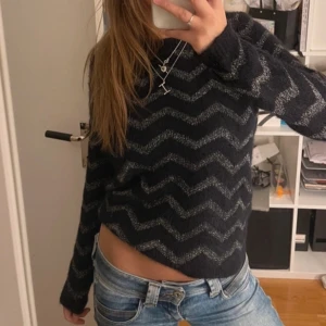 Svart och grå stickad tröja - supermysig stickad glitter knit! köpt på vinted och inte kommit till så mycket användning, därför säljs! Skriv för fler frågor och bilder!💞💞💞 (inte min bild) 