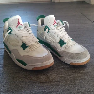 Air Jordans 4 ping green x Nike sb - Säljer pga dom var för små. Köpta från GOAT har ej kvittot kvar. Kan sänka priset vid snabb affär. (Låda följer med) 