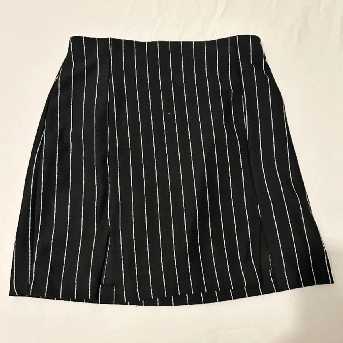 Randig kjol med lårslits