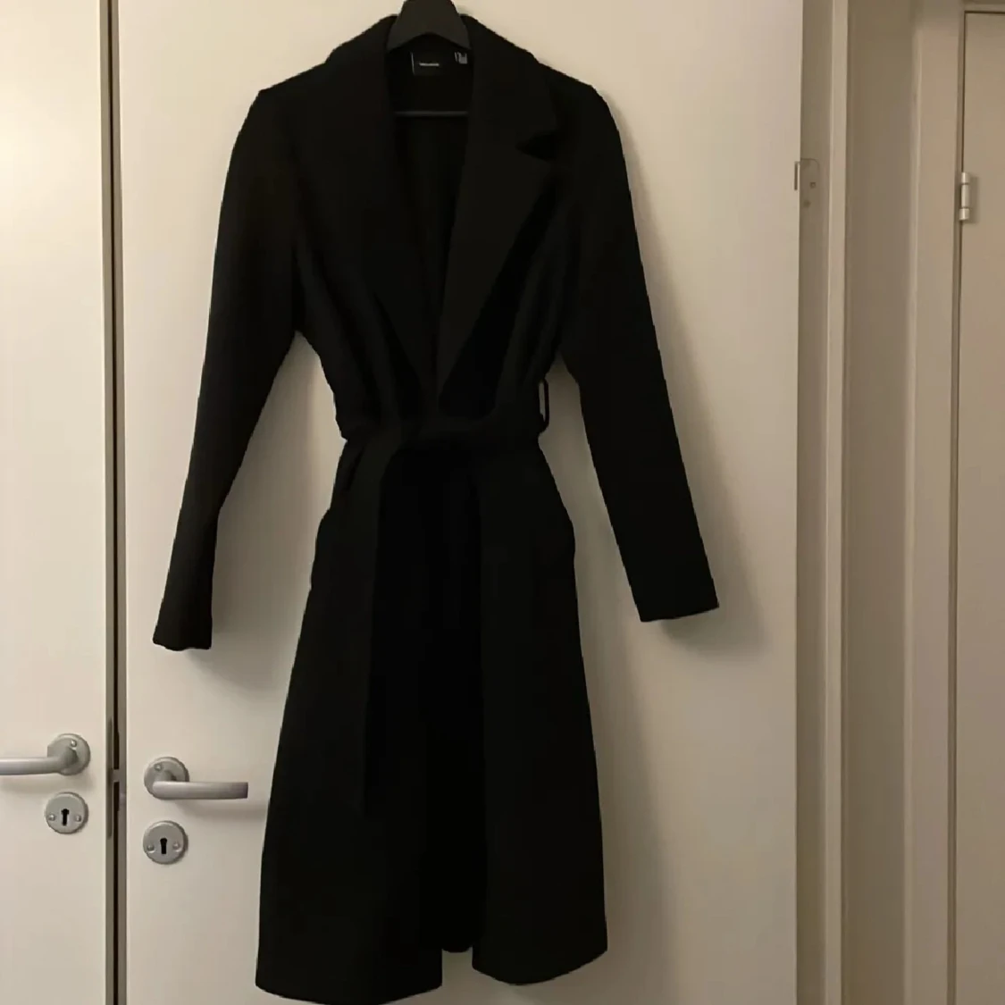 Svart kappa från Vero Moda - 3