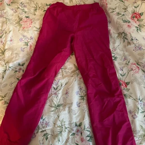 Rosa täckbyxor - Snygga rosa täckbyxor perfekta för kyliga dagar. De har en elastisk midja för extra komfort och är gjorda i ett slitstarkt material som håller dig varm och torr. Perfekta för utomhusaktiviteter under vintern.