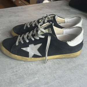 Golden Goose skor - Snygga Golden Goose. Dom var riktigt slitna innan men fixade de hos en skomakare, tyvärr följer inte box eller liknande med utan bara skorna, riktigt sköna, fråga om mer bilder om du känner att det behövs 👍pris går att diskutera. Det är nylontyg på hälen men det syns ändå inte när dom används osv.