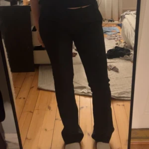 Svarta kostymbyxor från Bik Bok - Snygga svarta kostymbyxor från Bik Bok med en klassisk design. Byxorna har en rak passform och är perfekta för en stilren look. De är midwaist och använda fåtal ggr. Säkjs pga de är för små💗strl 40 men sitter som 36-38!