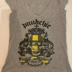 Punk T-shirt - En snygg, men väl bärd T-shirt med tryck, kortare i ärmarna och har en slags urtvättad grå färg!💋