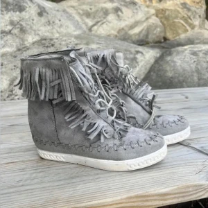 isabel marant liknande skor - isabel marant liknande fransskor, lånade bilder men mina ser exakt ut som första bilden! skriv privat för fler bilder, vet tyvärr inte vart dem är ifrån pga att jag köpte dem på plick.❤️