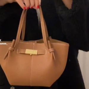 Brun handväska från lindex  - Populära väskan från lindex som är slutsåld, säljer den om någon vill ha den mer än mig, Prislapp på 🤎 