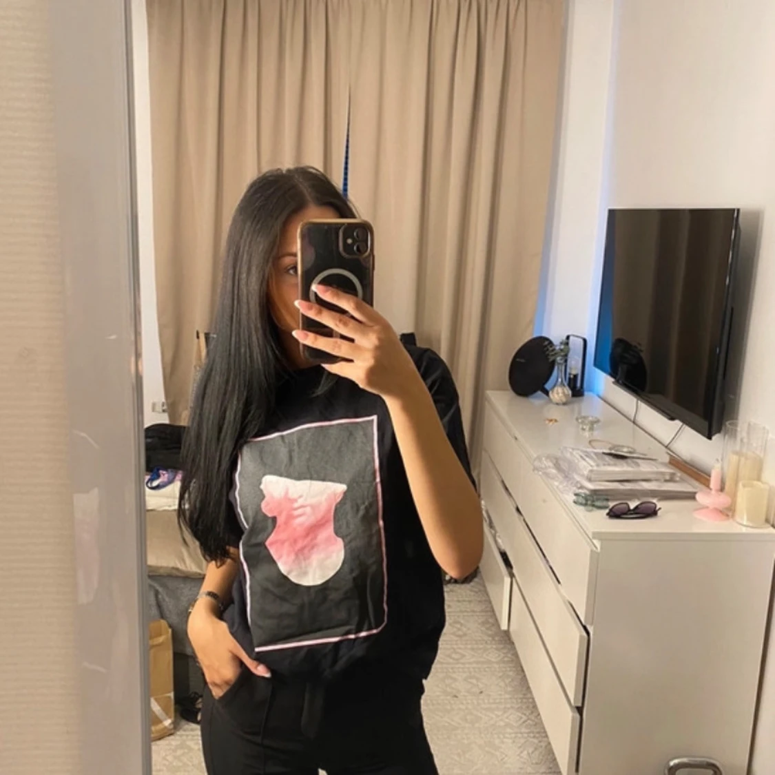 Svart t-shirt med abstrakt tryck - 1