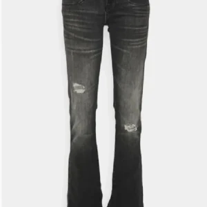 Svarta bootcut jeans - Säljer dem här jättesnygga lågmidjade jeansen från ltb. Dem är i jättebra skick och bara använda ett fåtal gånger💕w25 och L32
