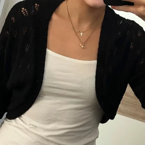 Bolero - Svart stickad bolero/kofta