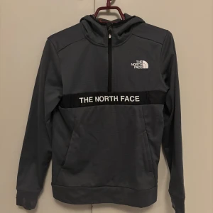 North Face kofta - Fin North face kofta i storlek L barn, 158. Litet hål vid armen som inte syns när man har på sig men kan lätt fixas om man syr men som sagt syns inte när man har på sig tröjan. 