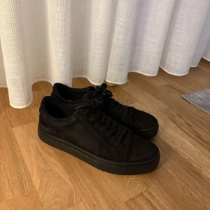 Svarta sneakers från Vagabond - Snygga svarta sneakers från Vagabond i mocka med klassisk snörning. Perfekta för en stilren look och passar till många olika outfits.