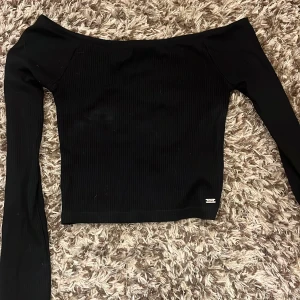 Svart off-shoulder tröja - Svart långärmad off-shoulder tröja från PULL&BEAR 