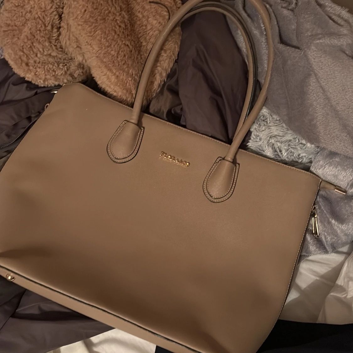 Beige handväska från Flora&co