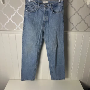 Ljusblå jeans från Jack & Jones - Snygga ljusblå jeans från Jack & Jones med klassisk femficksdesign och knappar i gylfen. Perfekta för en avslappnad stil. Hör av er vid minsta frågor!