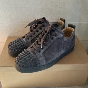 Christian Louboutin skor - Säljer nu mina gråa Christian Louboutin mocha skor. Sjukt snygga och unika sneakers med taggar. 10/10 skick. Box samt innehållet tillkommer på köpet. Skriv privat för fler bilder eller frågor🙌