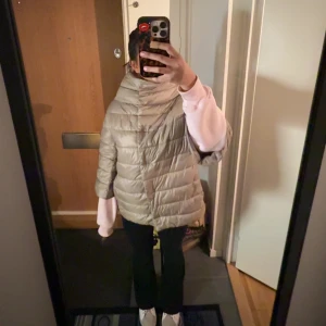 Herno liknande jacka - Säljer min herno liknande jacka i storlek S, använd fåtals gånger men ser ut som ny! Säljer den för 450kr💕🍓🍂