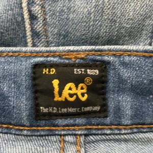 Blå lågmidjade jeans från Lee - Snygg blå färg på jeansen från lee, bra passform med lågmidja, bra passform i rumpan, utsvängt ner till. Storlek 30/34 