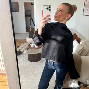 Blus - Säljer denna svarta blusen med öppen rygg från Gina tricot, strl xs och använd endast 1 gång 🤎