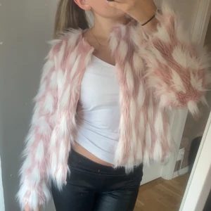 Rosa och vit pälsjacka - Säljer min söta pälsjacka! Skriv för fler bilder eller frågor 💞