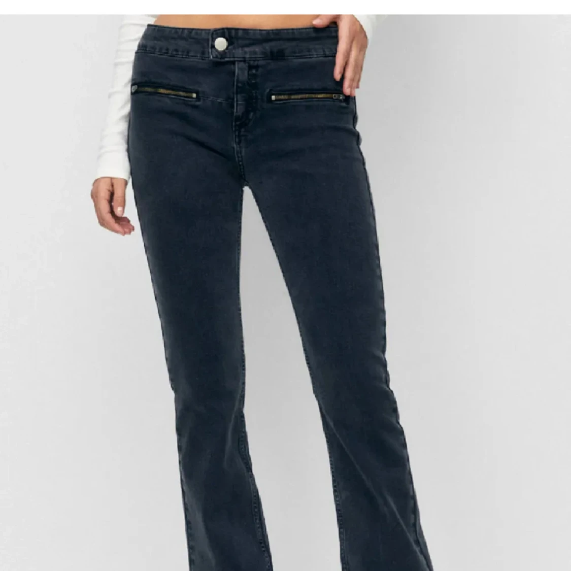 Svarta jeans med dragkedjedetaljer