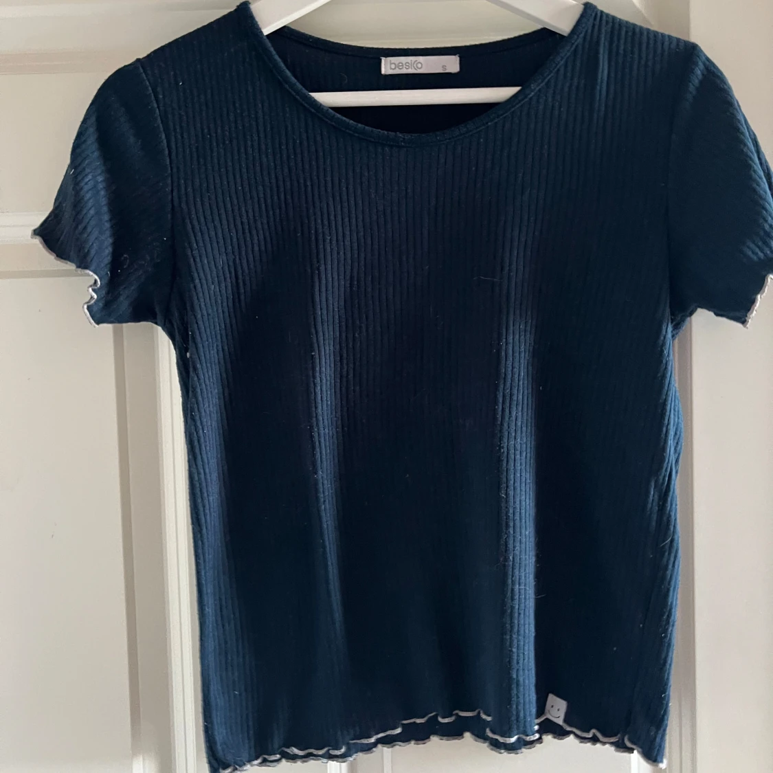 Mörkblå ribbad topp  - 90