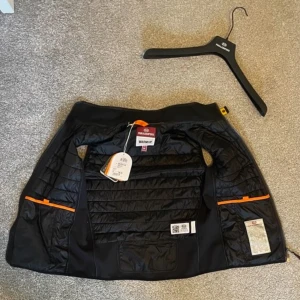 Svart väst från Parajumpers - Säljer en snygg svart väst från Parajumpers i mycket fint skick. Den är quiltad och har en dragkedja framtill. Perfekt för höst och vår när du vill hålla värmen utan att ha en hel jacka.  T-shirt från Parajumpers får.du med på köpet.. Båda plaggen är inköpta från Johnells i Västerås i april 2024 