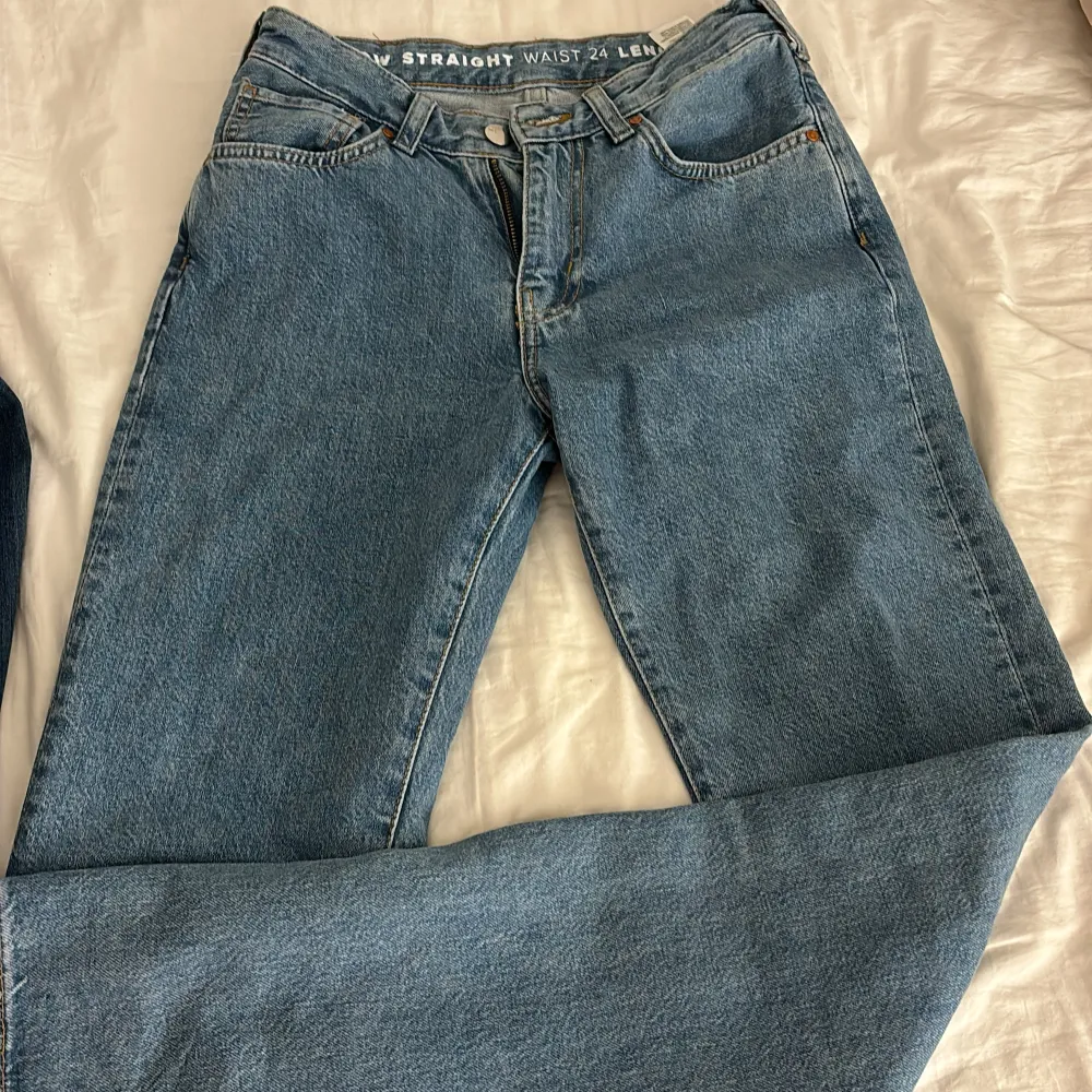 Säljer ett par klassiska blå jeans i rak modell. De har en låg midja och är i mycket bra skick. Använd en gång endast. Waist 24 Lenght 32. Jeans & Byxor.