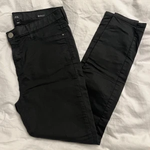 Svarta byxor från River Island - Snygga svarta byxor från River Island i mycket bra skick. De är tighta och har en klassisk design med fickor både fram och bak. Perfekta för både vardag och fest! 🖤