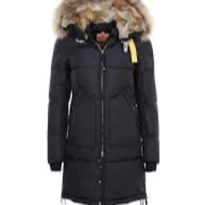 Parajumper young M - Säljer en snygg och varm svart dunjacka från Parajumpers. Jackan har en fluffig pälsdetalj på huvan och praktiska fickor. Perfekt för kalla vinterdagar! 🖤