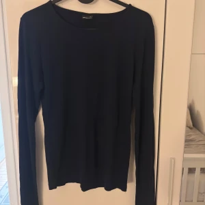 Marinblå tröja  - Använda 3 gånger. fint skick, jätte mysig och härlig.   Kolla gärna in mina andra publiceringar !