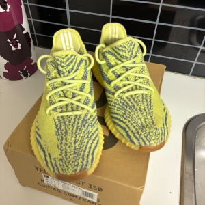 Adidas Yeezy Boost 350 V2 Frozen yellow - Säljer ett par Adidas Yeezy Boost 350 V2 frozen Yellow kommer med originalkartong o år i mycket bra skick. Pris ej hugget i sten