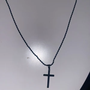 Kors kedja svart  - Snyggt svart halsband med ett enkelt korshänge. Perfekt för både vardag och fest. Kedjan är tunn och stilren, vilket gör att korset verkligen står ut. Passar bra till alla outfits och ger en cool touch.  Vene vad detta var för AI beskrivning men jag bryr mig inte. Tar bud såklart bara skicka ett meddelande 🥴🤒