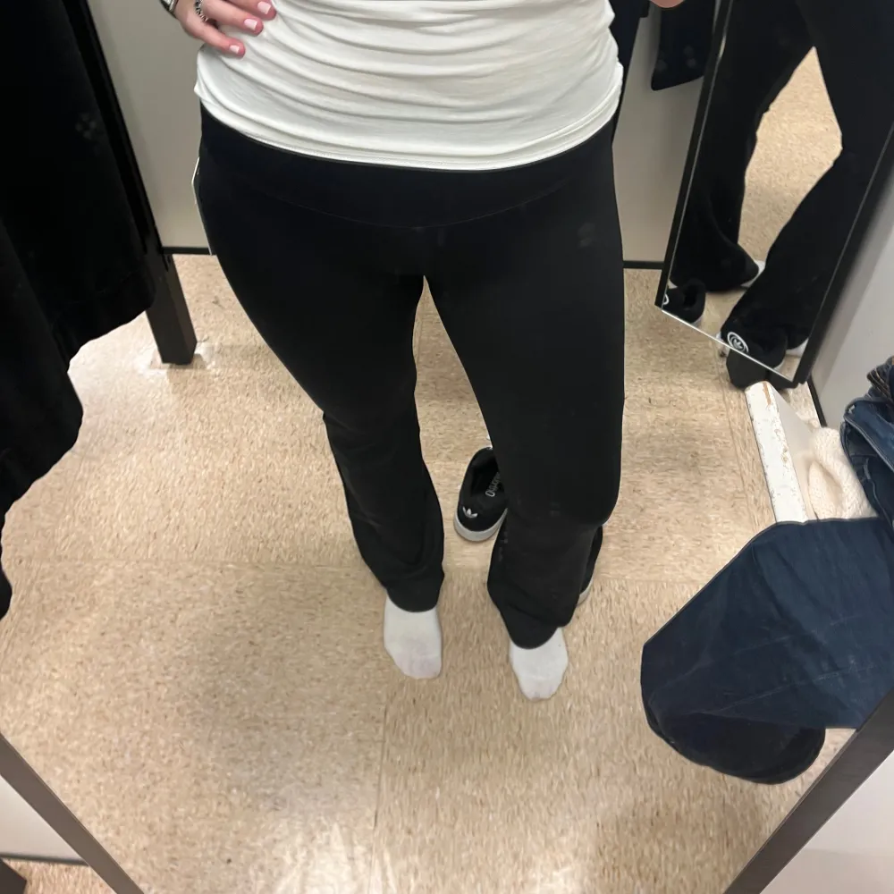 Säljer ett par svarta leggings i nytt skick. De är tighta och perfekta för både vardag och träning. Materialet är stretchigt och bekvämt, vilket gör dem till ett måste i garderoben. Passar bra till en avslappnad stil eller som basplagg eller under ett gympass!. Sportswear.