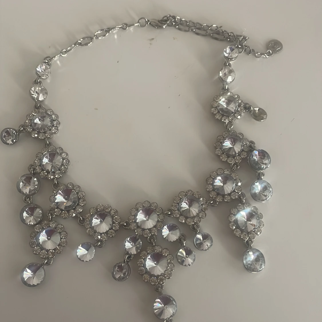 Glittrigt halsband med stora stenar