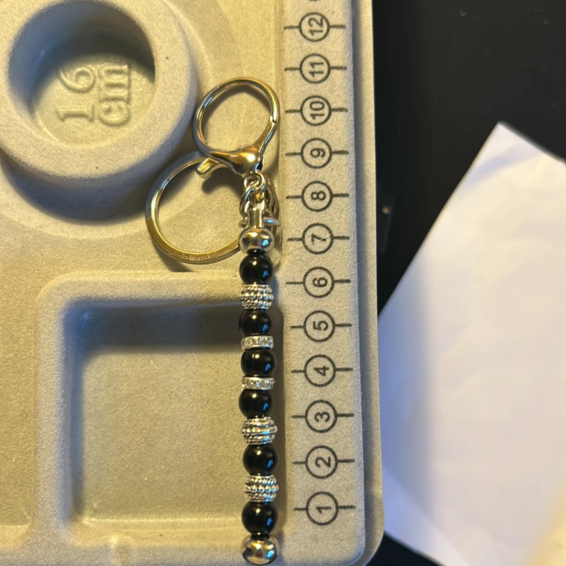 Nyckelring med svarta och silverfärgade pärlor - 92
