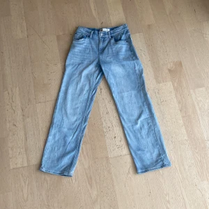 Ljusa jeans från Levi's - Säljer ett par ljusa jeans från Levi's i modellen 'Stay Loose'. De har en avslappnad passform och är perfekta för en casual look. Jeansen är i bra skick och har den klassiska Levi's-loggan på bakfickan. Perfekta för både vår och sommar!