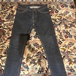 Nudie Jeans 32/32 - Säljer mina Nudie jeans i modellen Lean Dean. De har endast använda fåtal gånger, köpta från Vinted men lite för små för mig L32 W32.