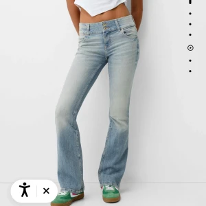 Ljusblå bootcut jeans - Snygga ljusblå bootcut jeans med låg midja. Helt OANVÄNDA pris lappen kvar. Säljer då jag köpte fel storlek.