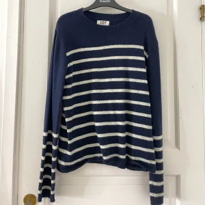 Marinblå randig tröja från JDY - Säljer en superfin marinblå tröja från JDY med vita ränder. Tröjan är i storlek M. Den är perfekt för höst och vår, då den är rätt varm och mjuk. 