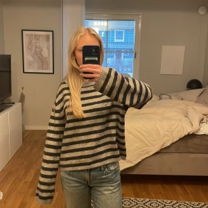 Randig tröja från Bik Bok - Säljer en supermysig randig tröja från Bik Bok i storlek S. Den är grå och svart med långa ärmar och en skön, lös passform. Tröjan är i bra skick. Säljer för att den aldrig kommer till användning.