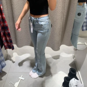 Los waist jeans  - Jätte fina jeans! Storlek 34 men skulle säga att det passar 32 också. Köpt för 499. Som helt nya.. inga defekter alls!