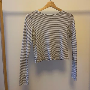 Randig tunn tröja  - Fin vit & svart randig tröja! Snygga med ett par oversize svarta kostymbyxor🤗🌟