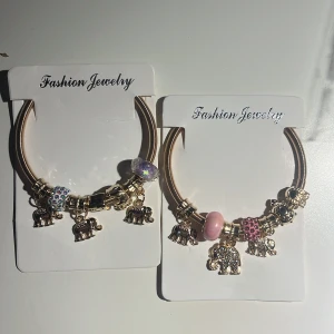 Charmiga armband med elefanthängen - Två stiliga armband med elefanthängen och glittriga pärlor. Säljer för 40kr var
