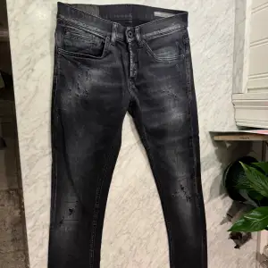 Riktigt fina Dondup Jeans i storlek 28 skinny fit, riktigt bra skick. Bara att skriva vid frågor samt intresse, pris kan diskuteras🤩    Killen på bilden är 168cm