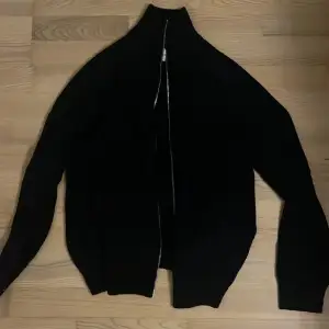 Säljer min Jack jones tröja mörkblå storlek medium full zip stickad skick 9/10 mer bilder privat