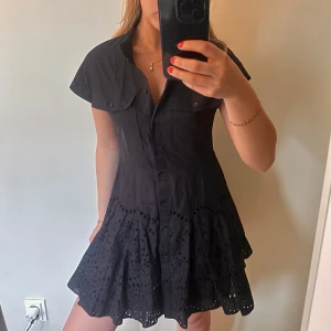 Svart klänning  - Svart klänning med spets längst ner från Zara. Köpte för 699 kr i somras.
