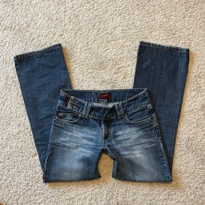 Lågmidjade jeans  - Asnajs lågmidjade jeans🙏🏼 Midjemått rakt över: 38 cm, innebenslängd: 75 cm, benbredd: 23 cm