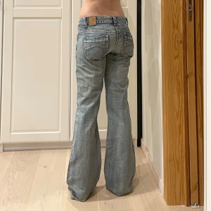 Lågmidjade bootcut jeans - Midja 39 cm rakt över, innerben 87 cm o gren 19 cm jae 169 o xs-s för referens💕