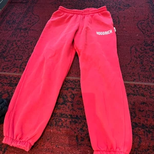 Röda mjukisbyxor från Hoodrich - Säljer ett par snygga röda mjukisbyxor från Hoodrich. De har en elastisk midja och muddar vid bensluten för en bekväm passform. Perfekta för en avslappnad stil eller chill dagar hemma. 🛋️